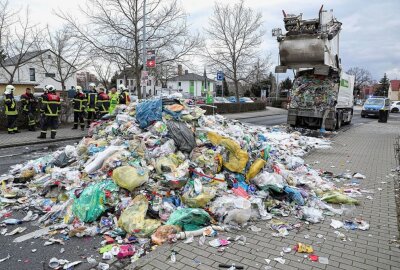 Hausmüll entflammt: Müllauto in Coswig brennt von innen - Der Abfall war in einem Müllauto in Brand geraten. Foto: Roland Halkasch