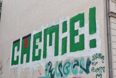 Hauswand in der City beschmiert: Graffiti-Sprayer gestellt - Der Schriftzug lässt eine Nähe zur BSG Chemie Leipzig vermuten. Foto: Christian Grube