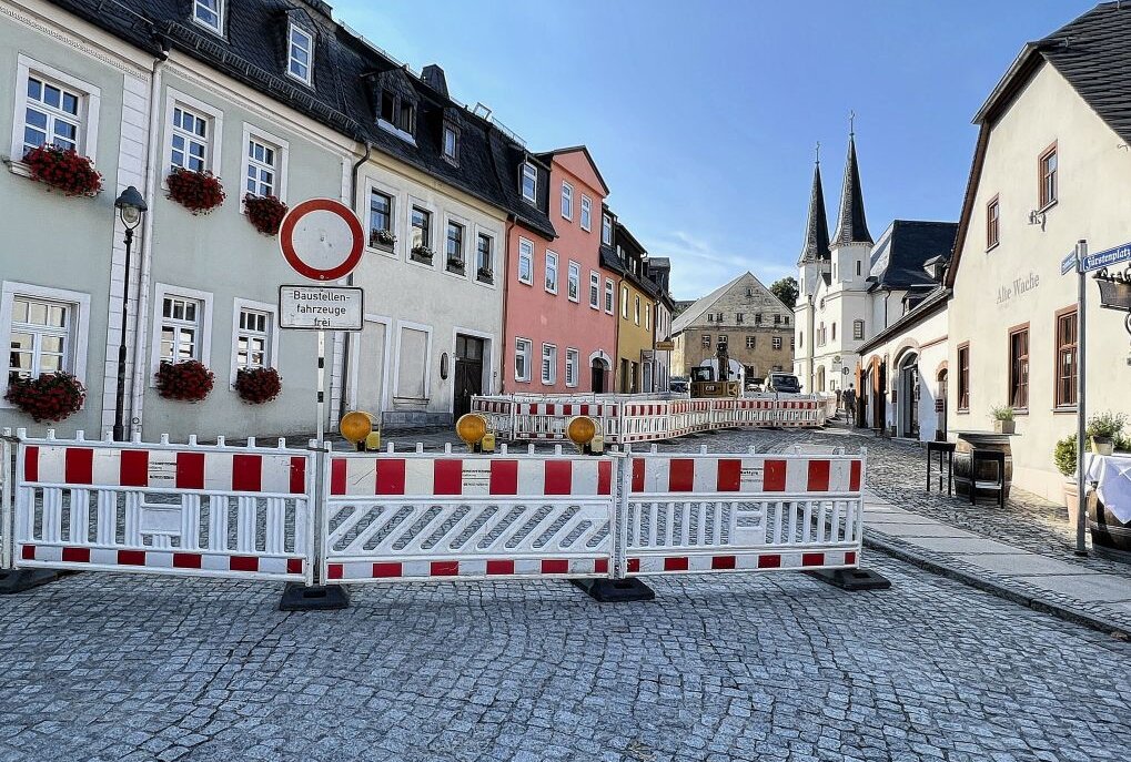 Wegen eines Wasserrohrbruchs ist die Seminarstraße in Schneeberg im Bereich vom Fürstenplatz bis zur Hospitalkirche gesperrt. Foto: Ralf Wendland