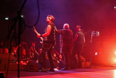 Heavy-Metal-Band U.D.O. schreddert in der Musikstadt - Die Heavy-Metal-Band U.D.O. machte auf ihrer Touchdown Europe Tour 2024 halt in der Musikhalle Markneukirchen. Foto: Johannes Schmidt