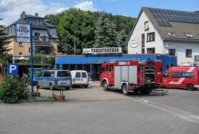 Hecke nach Schweißarbeiten in Brand geraten - An einer Tankstelle in Schwarzenberg geriert eine Hecke in Brand. Foto: Niko Mutschmann