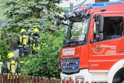 Hecke nach Schweißarbeiten in Brand geraten - An einer Tankstelle in Schwarzenberg geriert eine Hecke in Brand. Foto: Niko Mutschmann