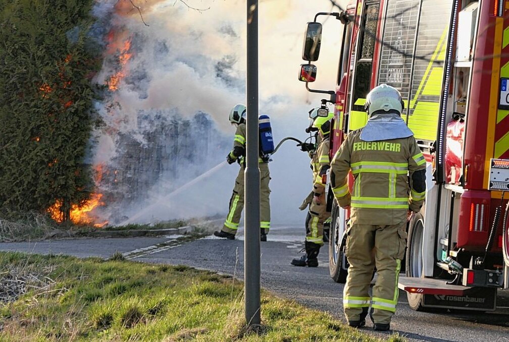 Heckenbrand in Grimma: Polizei ermittelt - Die Feuerwehr konnte das Feuer schnell unter Kontrolle bringen. Foto: Sören Müller