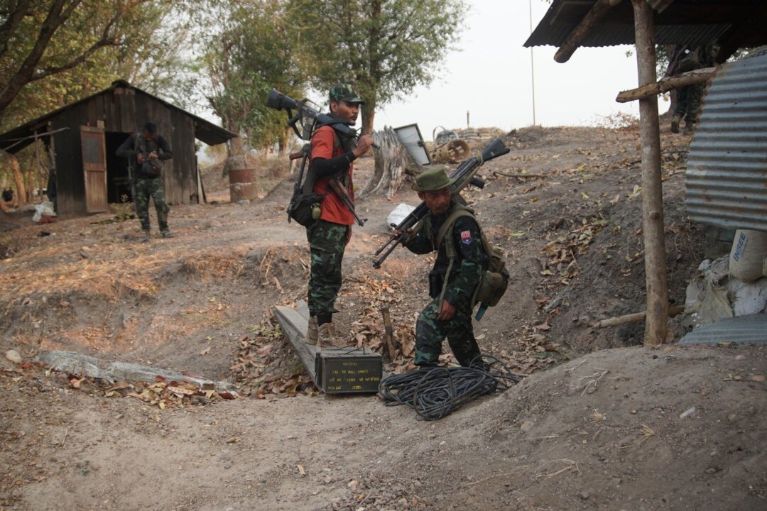 Heftige Kämpfe in Myanmar an Grenze zu Thailand - Mitglieder der Karen National Liberation Army sammeln Waffen ein, nachdem sie einen Außenposten der Armee im südlichen Teil der Stadt Myawaddy erobert haben.