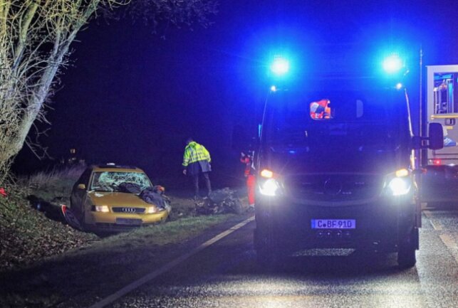 Heftiger Crash auf B169: Mopedfahrer schwer verletzt - Ein PKW Audi kollidiert mit einem Kleinkraftrad. Foto: ChemPic
