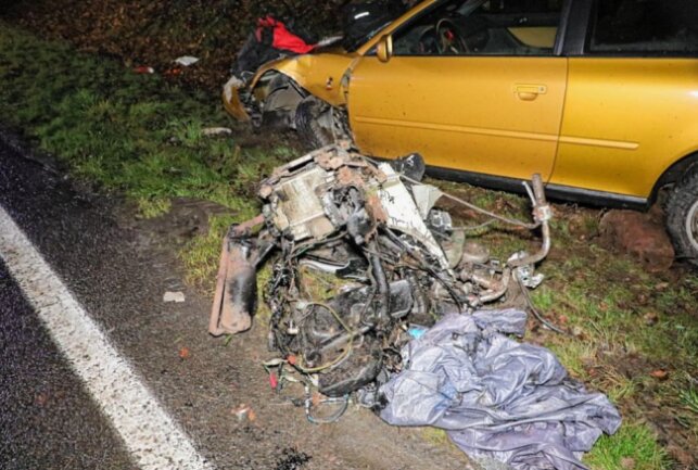 Heftiger Crash auf B169: Mopedfahrer schwer verletzt - Ein PKW Audi kollidiert mit einem Kleinkraftrad. Foto: ChemPic