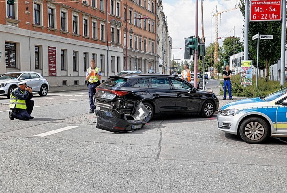 Heftiger Crash auf der Limbacher Straße - Am Mittwoch ereignete sich gegen 10.30 Uhr in Chemnitz auf der Limbacher Straße/ Beyerstraße, ein Verkehrsunfall.  Foto: Harry Haertel
