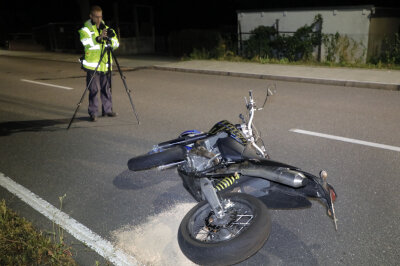 Heftiger Crash: Biker in Chemnitz schwer verletzt - Der Kradfahrer erlitt bei dem Unfall schwere Verletzungen. 