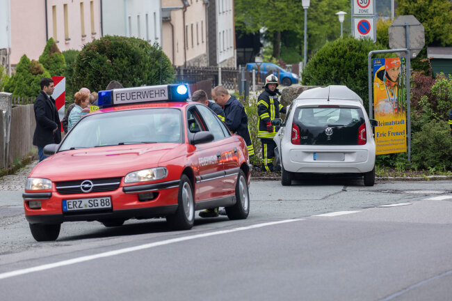 Auf der Zwönitzer Straße schleuderte ein VW gegen den Begrüßungsstein der Stadt Geyer.
