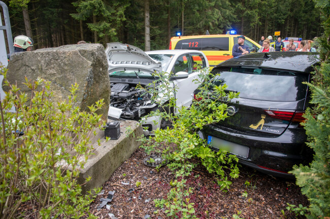 Heftiger Crash in Geyer: Autofahrer sehen Blaulicht nicht als Warnung - Auf der Zwönitzer Straße schleuderte ein VW gegen den Begrüßungsstein der Stadt Geyer.