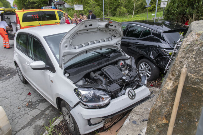 Heftiger Crash in Geyer: Autofahrer sehen Blaulicht nicht als Warnung - Auf der Zwönitzer Straße schleuderte ein VW gegen den Begrüßungsstein der Stadt Geyer.