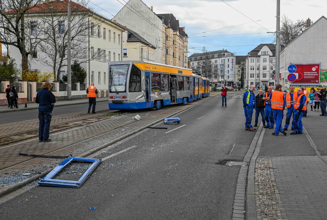 Heftiger Crash in Leipzig: LKW rammt Straßenbahn - Die Straßenbahn wurde schwer beschädigt. Foto: EHL Media/Erik-Holm Langhof