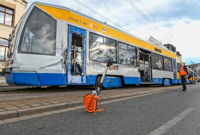 Heftiger Crash in Leipzig: LKW rammt Straßenbahn - Die Straßenbahn weist schwerweigende Beschädigungen auf. Foto: EHL Media/Erik-Holm Langhof