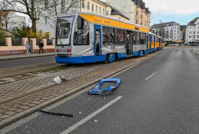 Heftiger Crash in Leipzig: LKW rammt Straßenbahn - Die Straßenbahn entgleiste. Foto:EHL Media/Erik-Holm Langhof
