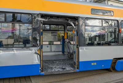 Heftiger Crash in Leipzig: LKW rammt Straßenbahn - Der Sachschaden beträgt mehrere tausend Euro. Foto: EHL Media/Erik-Holm Langhof