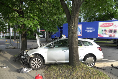 Der Fahrer des PKW Opel wurde bei dem Unfall in Chemnitz schwer verletzt.