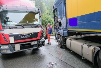 Heftiger Crash zwischen zwei LKW in Stützengrün - Unfall mit zwei LKW in Stützengrün. Foto: Niko Mutschmann