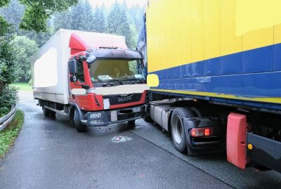 Heftiger Crash zwischen zwei LKW in Stützengrün - Unfall mit zwei LKW in Stützengrün. Foto: Niko Mutschmann