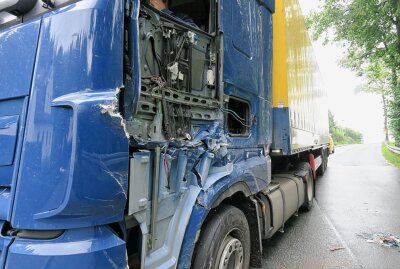 Heftiger Crash zwischen zwei LKW in Stützengrün - Unfall mit zwei LKW in Stützengrün. Niko Mutschmann