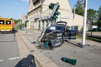 Heftiger Frontalcrash: Audi mäht Ampel um! - Foto: Jan Haertel/ ChemPic
