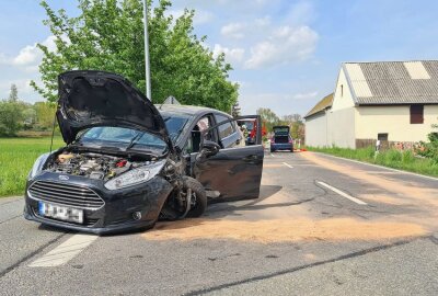 Heftiger Frontalcrash in Neukirchen - Schwerer Verkehrsunfall in Neukirchen. Foto: Mike Müller