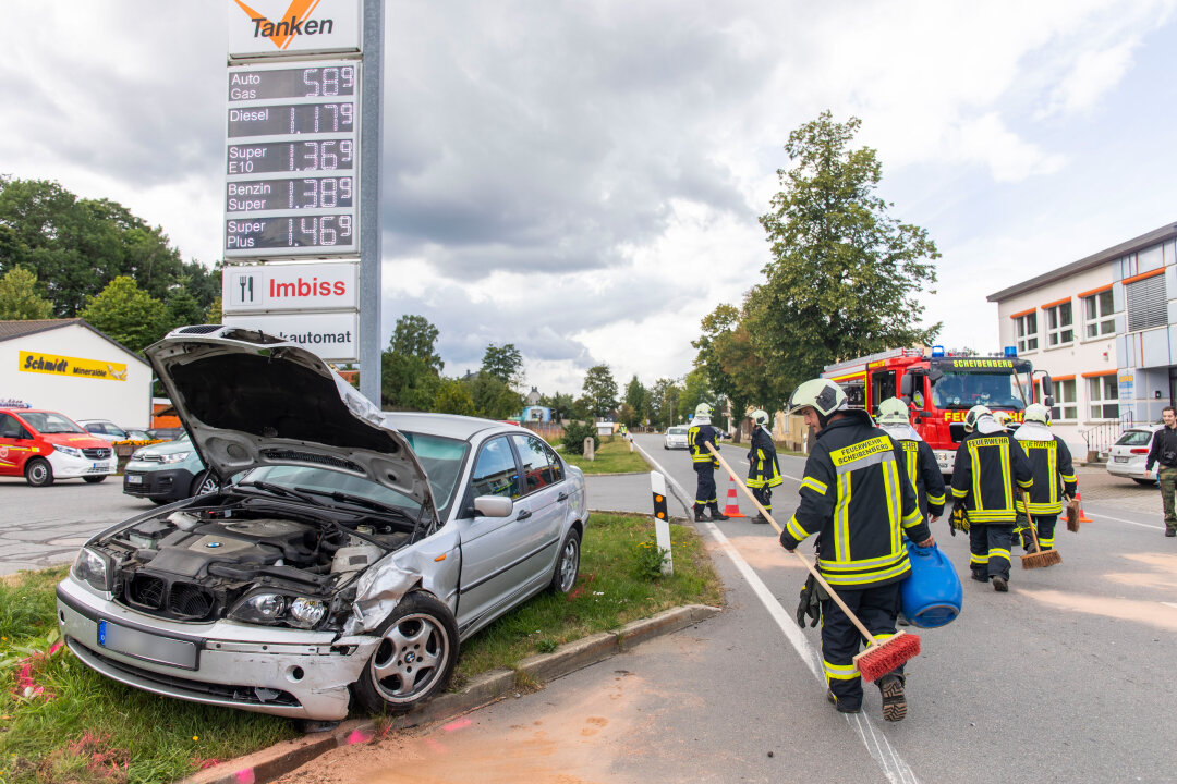 Heftiger Frontalcrash in Scheibenberg: Beifahrerin schwer verletzt - Auf der B101 kollidierten heute Nachmittag zwei Fahrzeuge frontal miteinander. Eine Person wurde dabei schwer verletzt. 