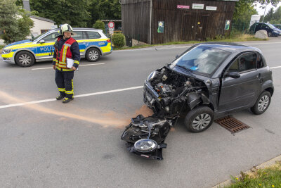 Heftiger Frontalcrash in Scheibenberg: Beifahrerin schwer verletzt - Auf der B101 kollidierten heute Nachmittag zwei Fahrzeuge frontal miteinander. Eine Person wurde dabei schwer verletzt. 