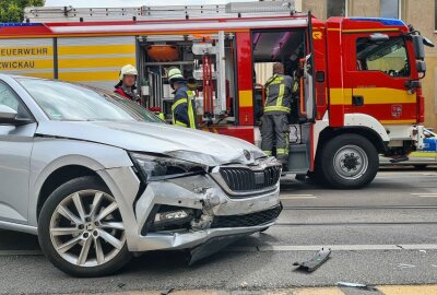 Heftiger Kreuzungscrash in Zwickau - In Zwickau kam es zu einem schweren Unfall auf einer Kreuzung. Foto: Mike Müller