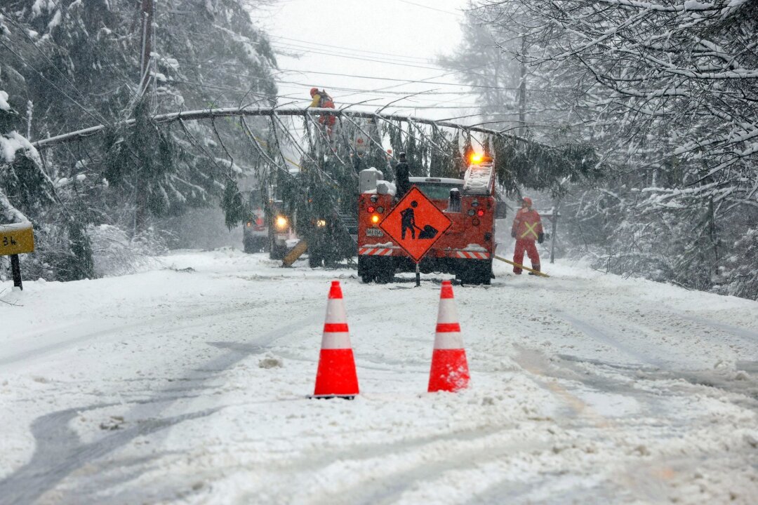 Heftiger Schneesturm im Osten der USA und Kanadas - Ein Teil der Route 9 zwischen Falmouth und Cumberland in Maine ist nach heftigem Schneefall gesperrt.