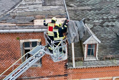 Heftiger Sturm in Aue: Feuerwehr entfernt herunterhängende Dachpappe - Eine lose Dachpappe sorgt für einen Feuerwehreinsatz. Fotos: Daniel Unger