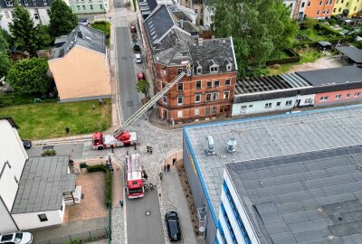 Heftiger Sturm in Aue: Feuerwehr entfernt herunterhängende Dachpappe - Eine lose Dachpappe sorgt für einen Feuerwehreinsatz. Fotos: Daniel Unger