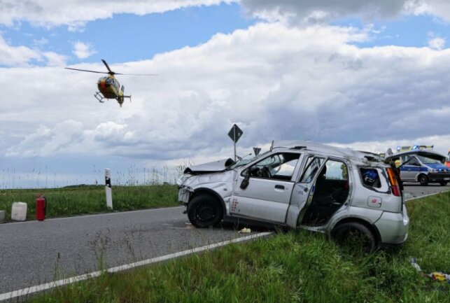 Heftiger Unfall bei Wurzen: Auto überschlägt sich mehrfach - Rettungshubschrauber im Einsatz in Wurzen. Foto: Sören Müller
