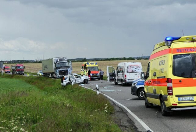 Heftiger Unfall bei Wurzen: Auto überschlägt sich mehrfach - Heftiger Unfall in Wurzen- Foto: Sören Müler