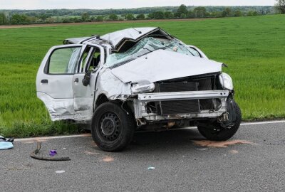 Heftiger Unfall bei Wurzen: Auto überschlägt sich mehrfach - Das Auto erlitt einen heftigen Schaden. Foto: Sören Müller