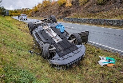 Heftiger Unfall im Vogtland: Fahrer musste aus PKW befreit werden - Ein PKW verunfallte in Oelsnitz auf der S311. Foto: Igor Pastierovic