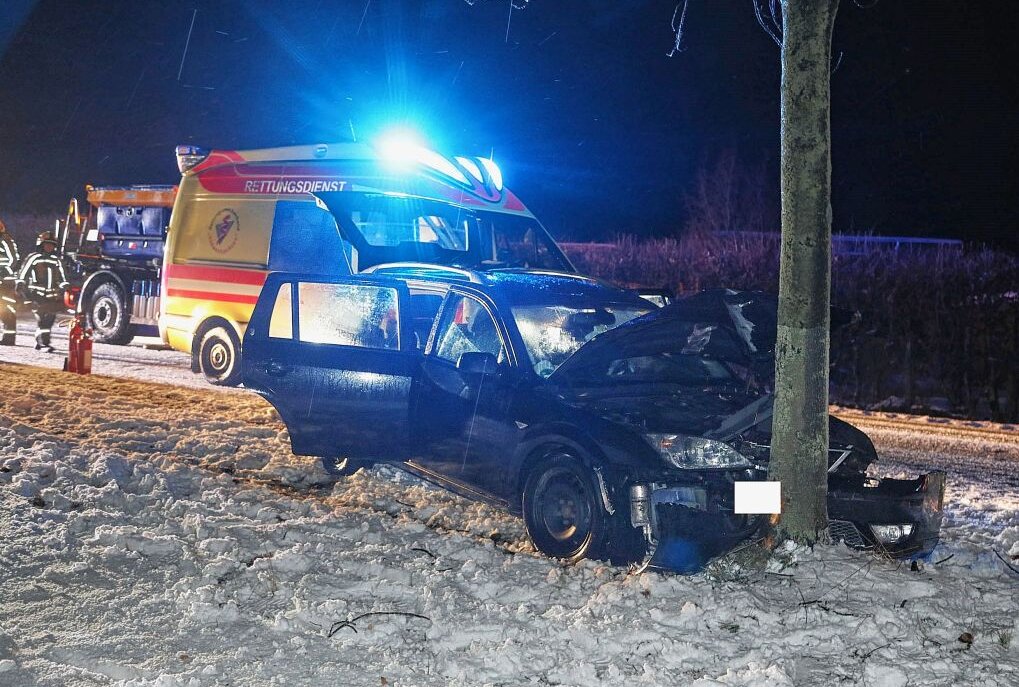 Heftiger Unfall in Hohenstein-Ernstthal - In Hohenstein-Ernstthal kam es heute Abend zu einem Unfall.. Foto:Andreas Kretschel