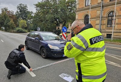 Heftiger Unfall in Zwickau: Junge Fußgängerin wird schwer verletzt - Unfall mit einer jungen Fußgängerin endet mit schweren Verletzungen. Foto: Mike Müller