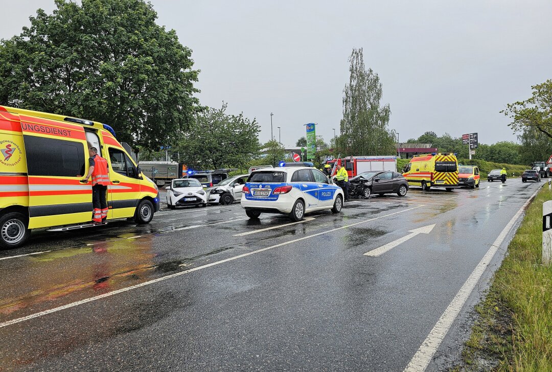 Heftiger Verkehrsunfall an Kreuzung in Werdau: Eine Person schwer verletzt - Am Freitagvormittag kam es zu einem Verkehrsunfall in Steinpleis. Foto: Mike Müller