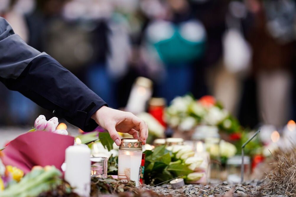 Blumen und Kerzen für die Opfer nach dem Amoklauf in Heidelberg.