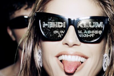 Heidi Klum verrät: Das war ihr gegenüber Tom Kaulitz "ein bisschen peinlich" - Für die neue Staffel von "Germany's Next Topmodel" steuert Heidi Klum den Titelsong bei: "Sunglasses At Night".