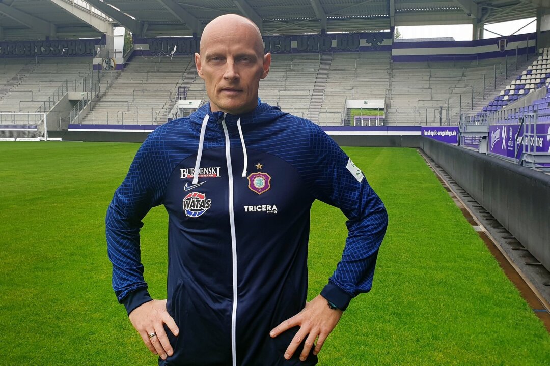 Heidrich relativiert: "Vor Aufstieg steht der Klassenverbleib" - Matthias Heidrich, sportlicher Leiter des FC Erzgebirge Aue, steht im Erzgebirgsstadion.