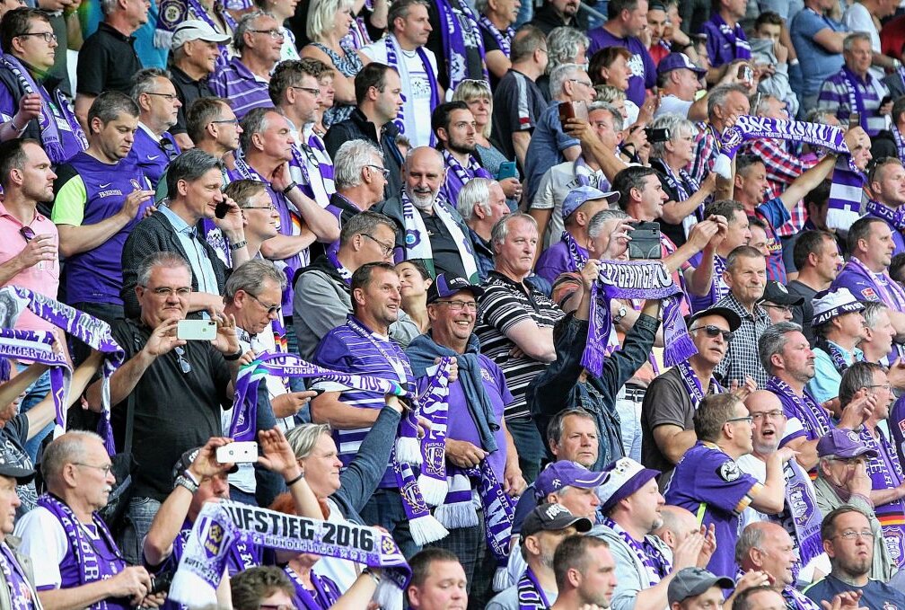 Die Fans des FC Erzgebirge Aue können gespannt sein. Wer wird der neue Cheftrainer des Vereins? Foto: Katja Lippmann-Wagner/Archiv
