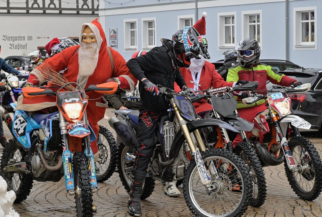 Heiligabend-Enduro: Motorsportler verbreiten weihnachtliche Stimmung in Zwönitz - In Zwönitz haben Motorradfahrer vom MC Zwönitz und einige Gaststarter weihnachtliche Stimmung verbreitet. Foto: Ralf Wendland