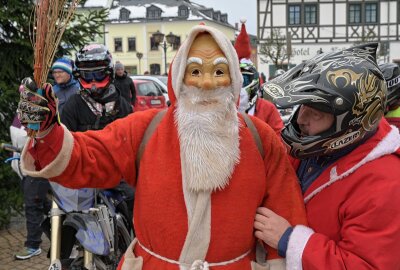 Heiligabend-Enduro: Motorsportler verbreiten weihnachtliche Stimmung in Zwönitz - In Zwönitz haben Motorradfahrer vom MC Zwönitz und einige Gaststarter weihnachtliche Stimmung verbreitet. Foto: Ralf Wendland