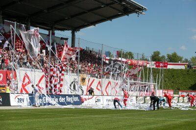 Heimsieg in Zwickau: Schwäne beenden Saison auf Rang 7 - Zwickauer Fans werfen Toilettenpapier in den Innenraum.