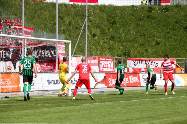 Tor für Zwickau, Ronny König / Koenig (r., 15, Zwickau) trifft zum 1:0 gegen Torhüter Oliver Schnitzler (1, Münster).