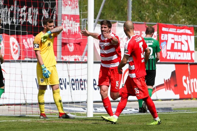 Tor für Zwickau, Ronny König / Koenig (15, Zwickau) und Nico Antonitsch (35, Zwickau) bejubeln den Treffer zum 1:0.