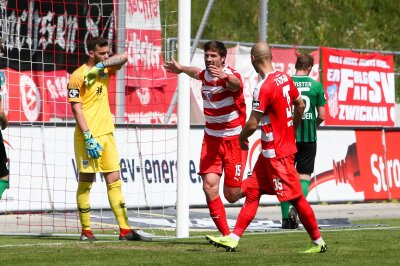 Heimsieg in Zwickau: Schwäne beenden Saison auf Rang 7 - Tor für Zwickau, Ronny König / Koenig (15, Zwickau) und Nico Antonitsch (35, Zwickau) bejubeln den Treffer zum 1:0.