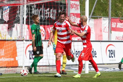 Heimsieg in Zwickau: Schwäne beenden Saison auf Rang 7 - Tor für Zwickau, Ronny König / Koenig (15, Zwickau) und Nico Antonitsch (35, Zwickau) bejubeln den Treffer zum 1:0.