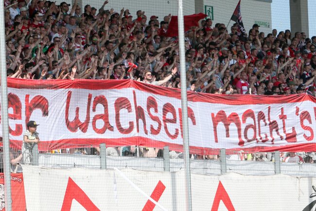 Zwickauer Fans zeigen Transparent " Der Wachser macht's ".